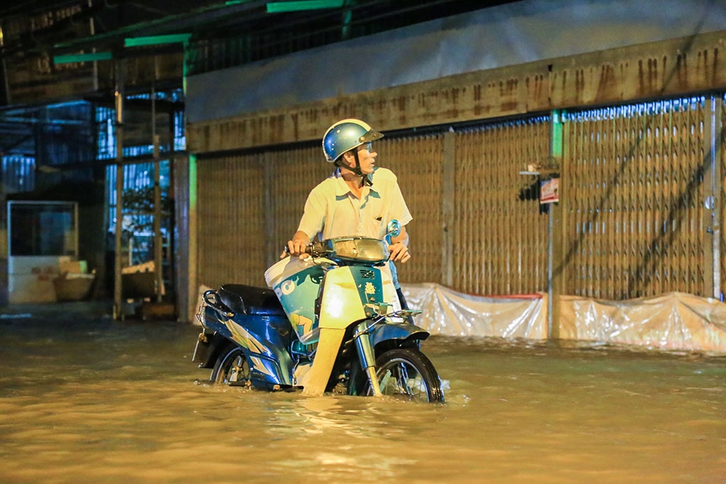 trieu cuong tiep tuc dang cao nguoi sai gon lai bi bom loi nuoc