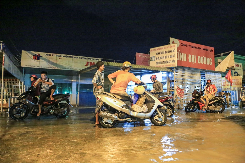 trieu cuong tiep tuc dang cao nguoi sai gon lai bi bom loi nuoc