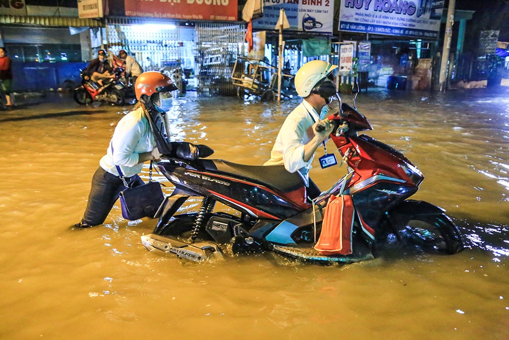 trieu cuong tiep tuc dang cao nguoi sai gon lai bi bom loi nuoc