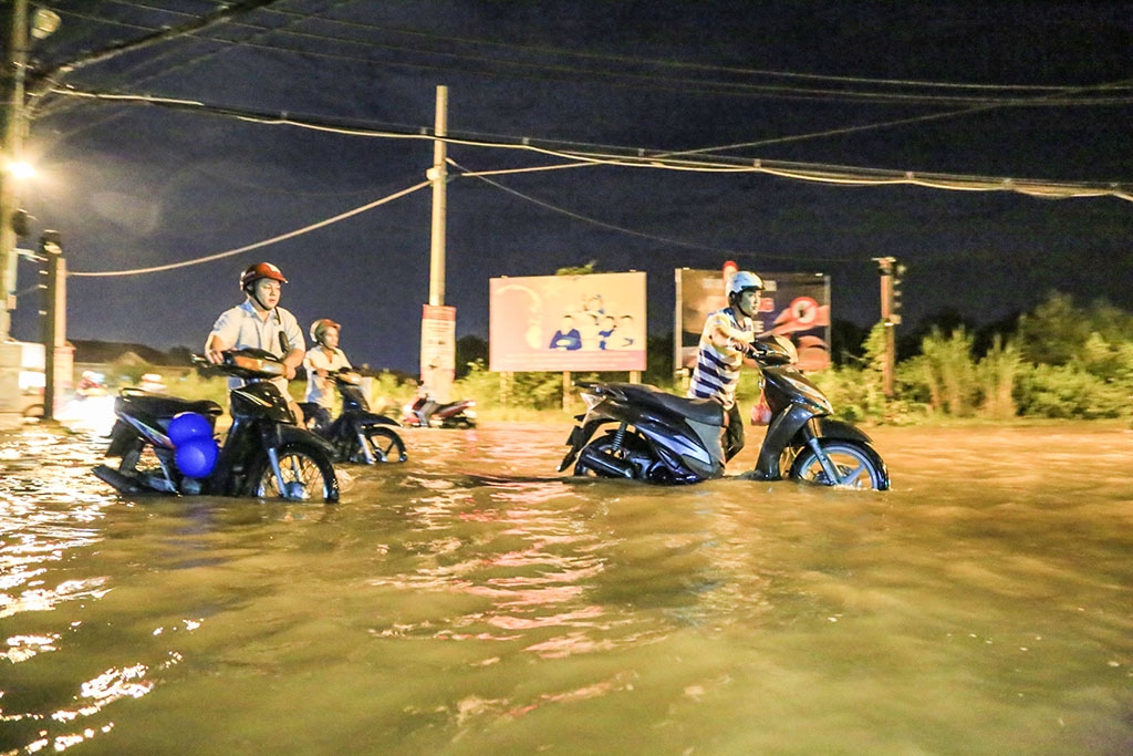 trieu cuong tiep tuc dang cao nguoi sai gon lai bi bom loi nuoc