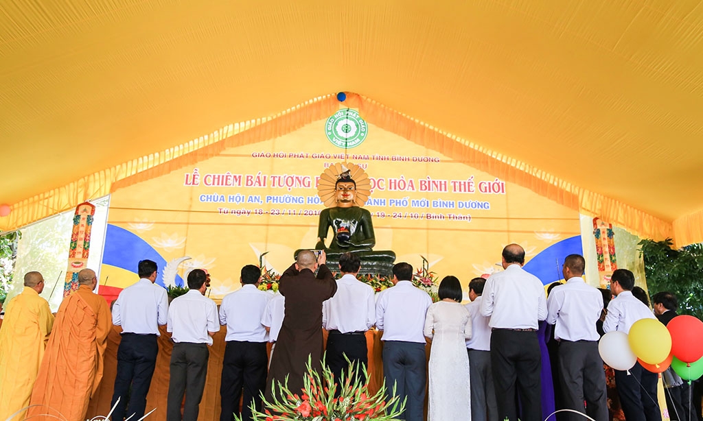 hang nghin phat tu do ve binh duong chiem bai tuong phat ngoc hoa binh the gioi