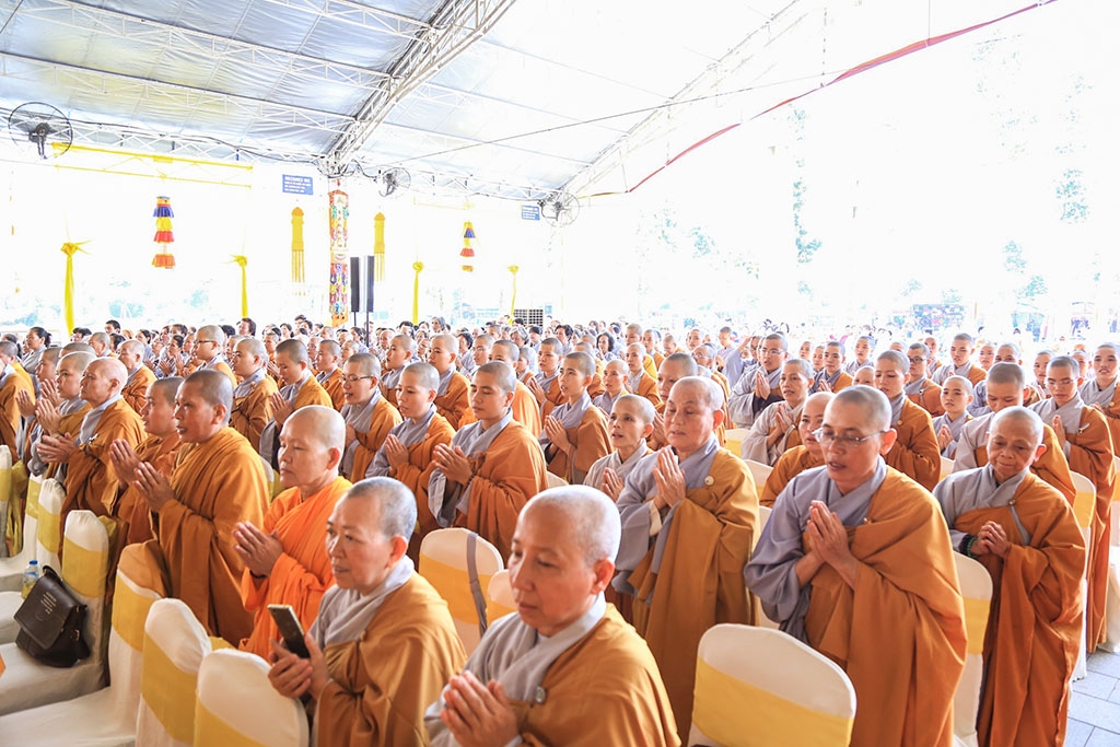 hang nghin phat tu do ve binh duong chiem bai tuong phat ngoc hoa binh the gioi