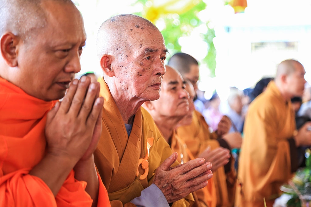 hang nghin phat tu do ve binh duong chiem bai tuong phat ngoc hoa binh the gioi