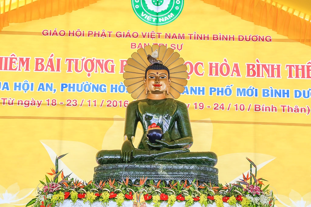 hang nghin phat tu do ve binh duong chiem bai tuong phat ngoc hoa binh the gioi