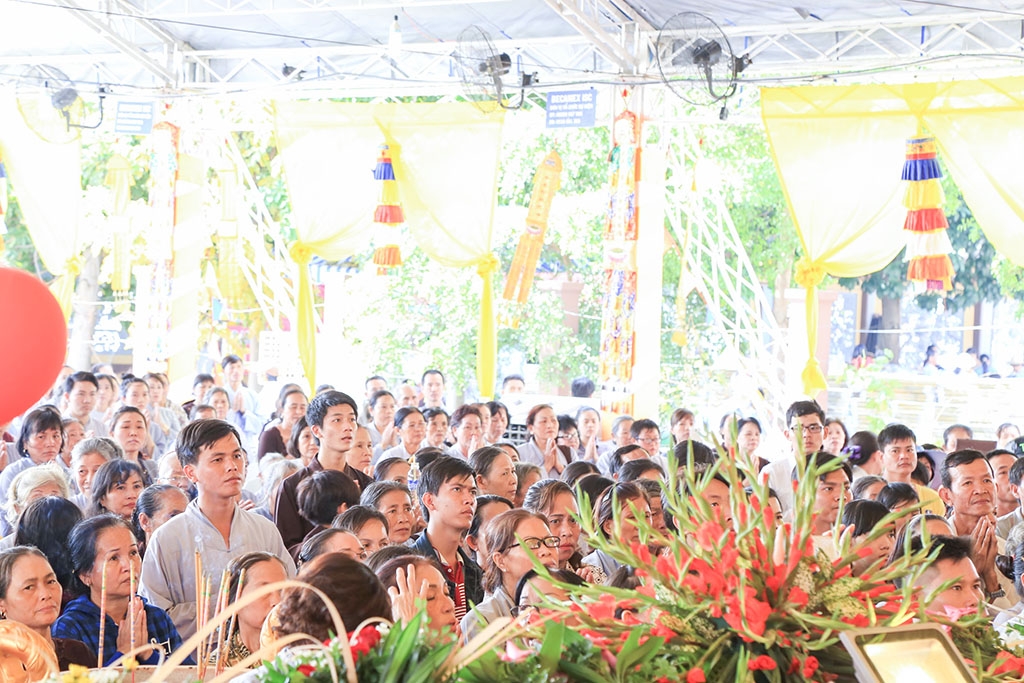 hang nghin phat tu do ve binh duong chiem bai tuong phat ngoc hoa binh the gioi