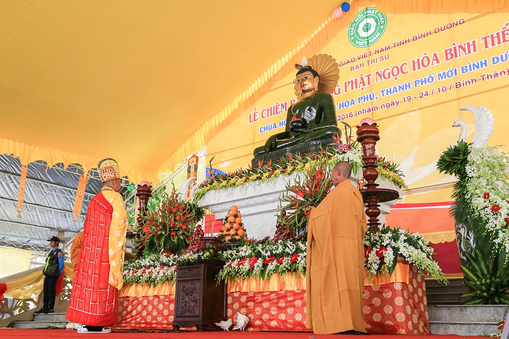 hang nghin phat tu do ve binh duong chiem bai tuong phat ngoc hoa binh the gioi