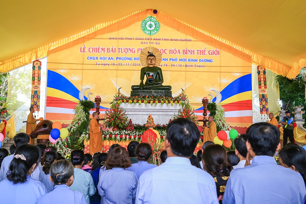 hang nghin phat tu do ve binh duong chiem bai tuong phat ngoc hoa binh the gioi