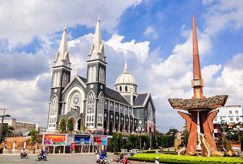 nguoi dan ong nhay lau tu tu trong nha tho chanh toa phu cuong