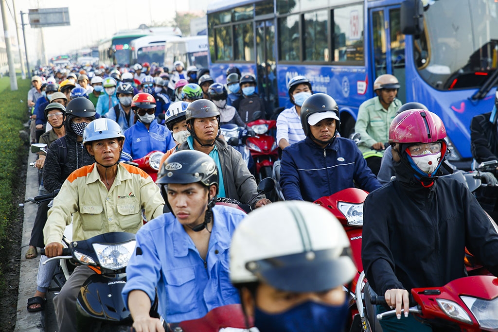 ket xe kinh hoang tren xa lo ha noi hang nghin phuong tien chon chan giua duong