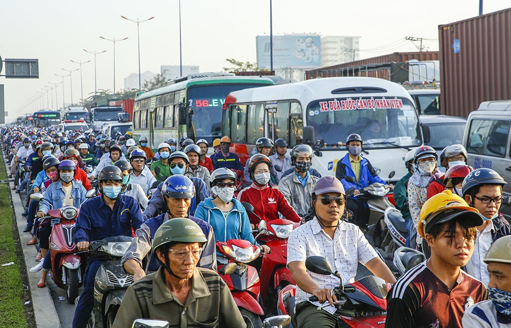 ket xe kinh hoang tren xa lo ha noi hang nghin phuong tien chon chan giua duong