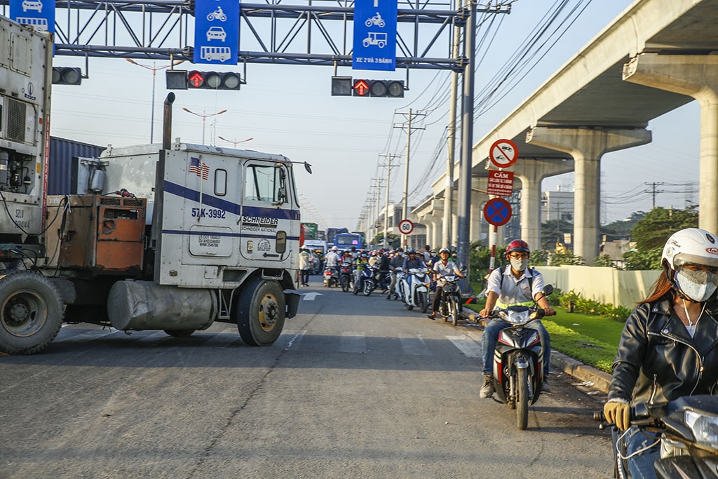 ket xe kinh hoang tren xa lo ha noi hang nghin phuong tien chon chan giua duong