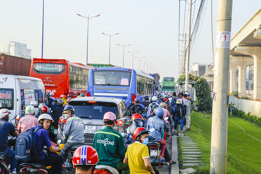 ket xe kinh hoang tren xa lo ha noi hang nghin phuong tien chon chan giua duong
