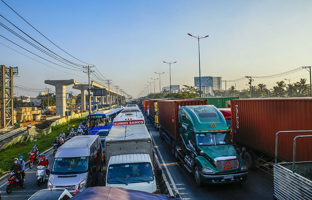 ket xe kinh hoang tren xa lo ha noi hang nghin phuong tien chon chan giua duong