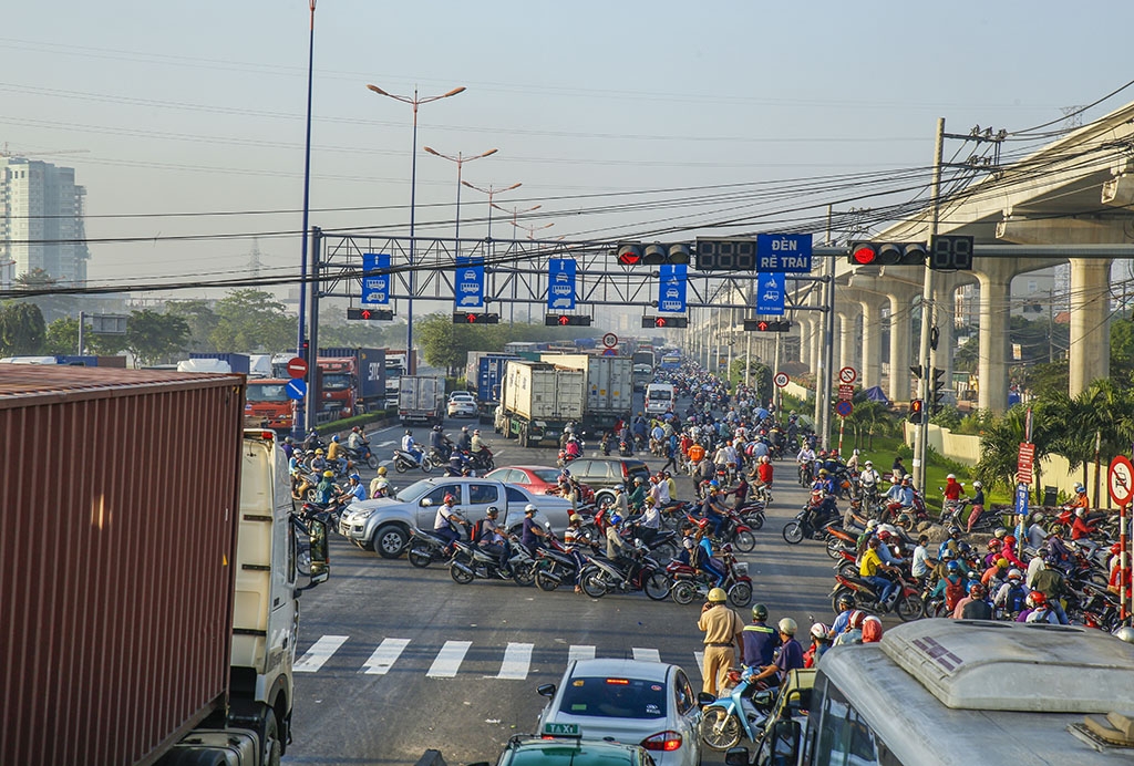 ket xe kinh hoang tren xa lo ha noi hang nghin phuong tien chon chan giua duong