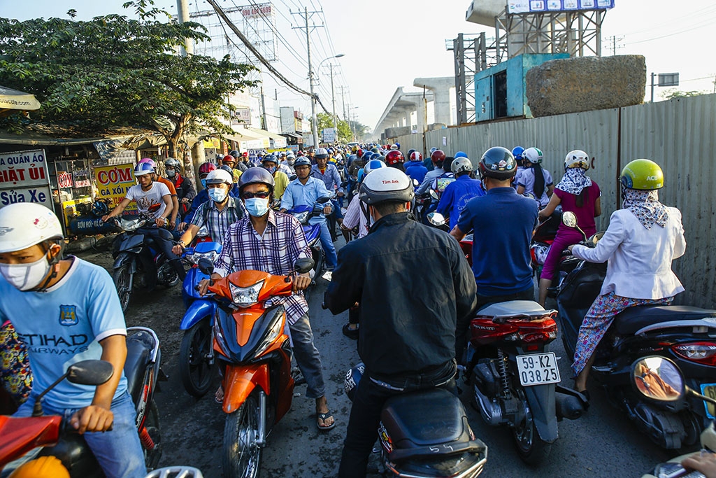 ket xe kinh hoang tren xa lo ha noi hang nghin phuong tien chon chan giua duong