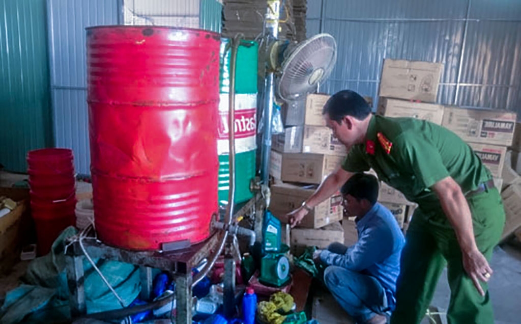 bat giu gan 4000 chai dau nhot gia chuan bi tung ra thi truong