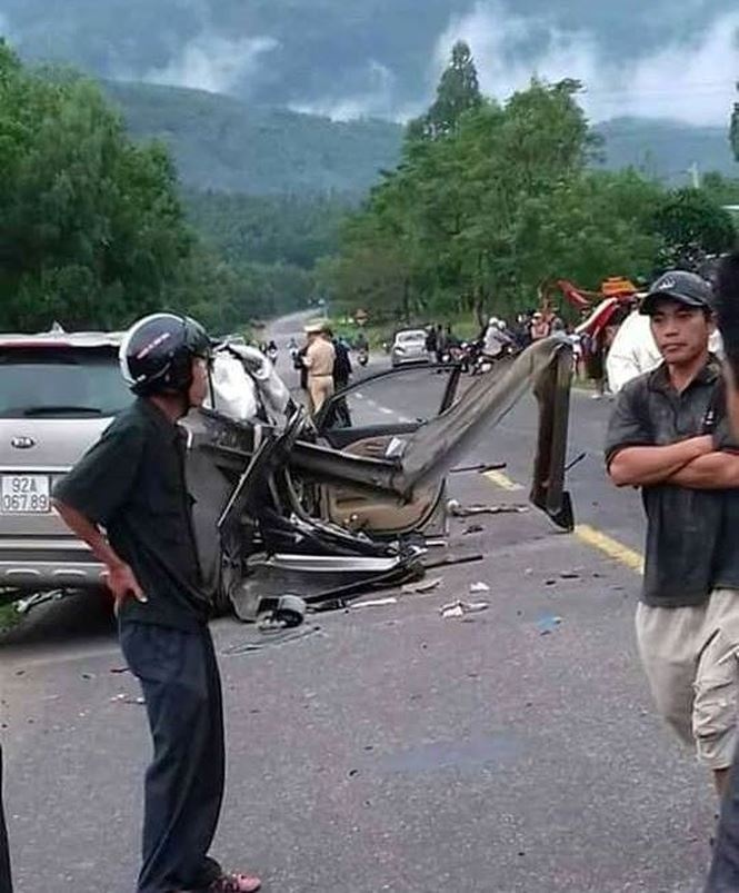 Ô tô 4 chỗ tông vào lan can đường, hai người chết tại chỗ o to 4 cho tong vao lan can duong hai nguoi chet tai cho