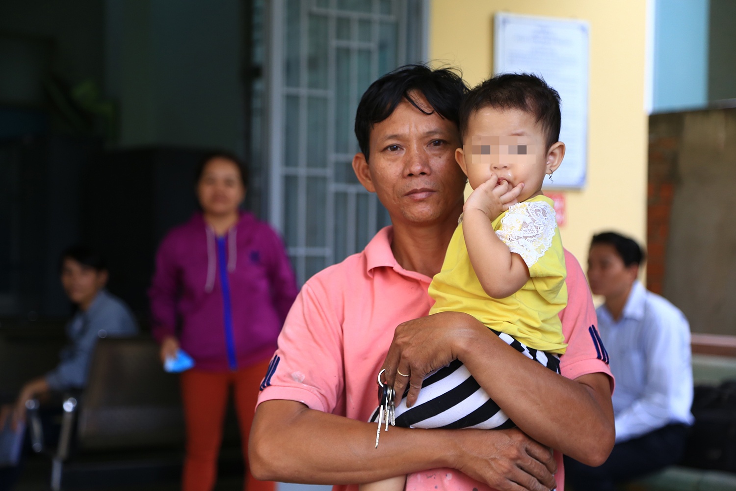 bao mau hanh ha tre o truong mam non mam xanh danh de dan mat cho so