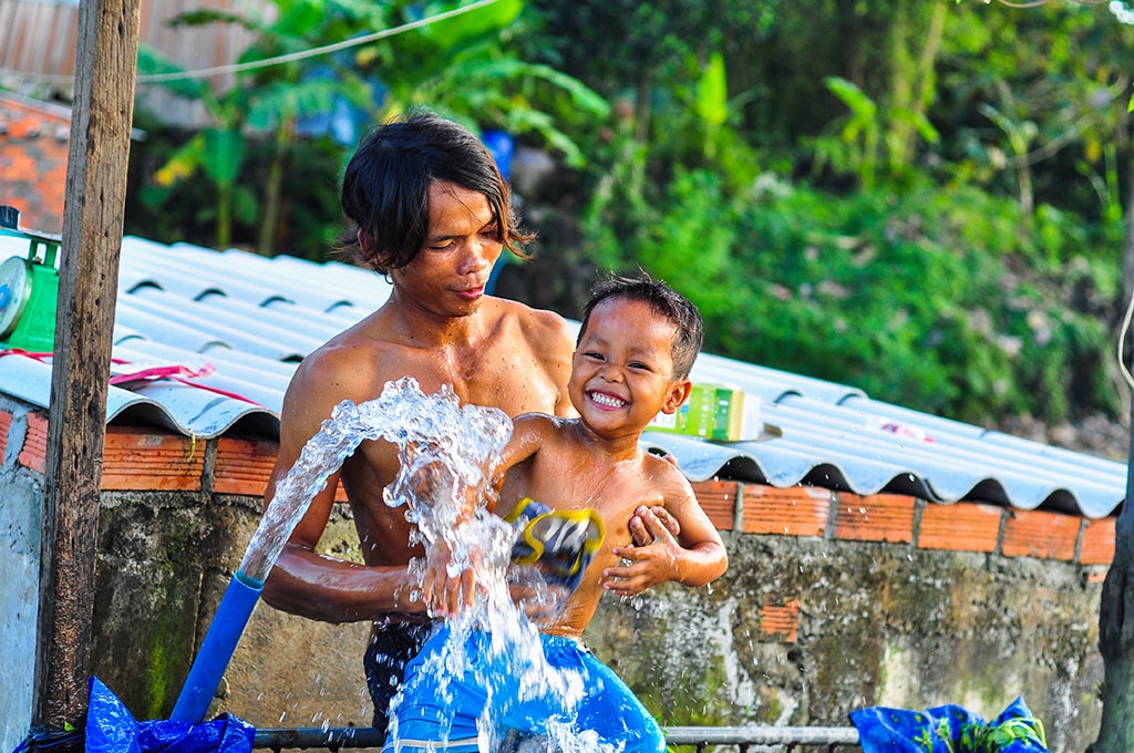 ngam minh duoi nuoc ca ngay hai rau thue muu sinh