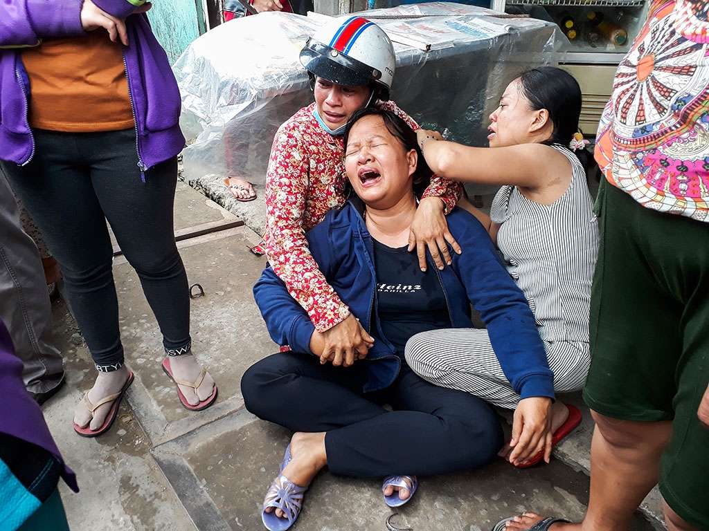nu sinh lop 8 bi xe ben can tu vong khi dang den truong