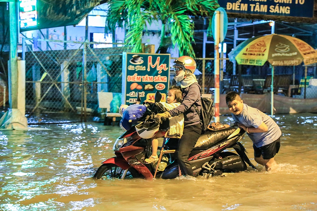 trieu cuong tiep tuc len nguoi sai gon lai bi bom loi nuoc