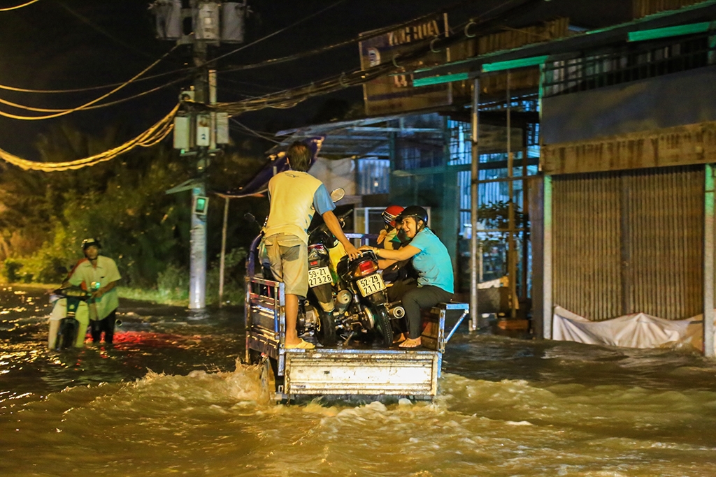 trieu cuong tiep tuc len nguoi sai gon lai bi bom loi nuoc