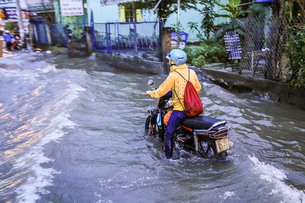 trieu cuong tiep tuc len nguoi sai gon lai bi bom loi nuoc
