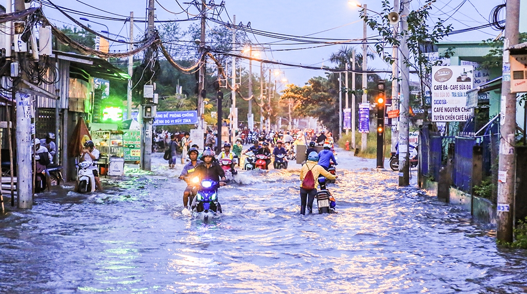 trieu cuong tiep tuc len nguoi sai gon lai bi bom loi nuoc