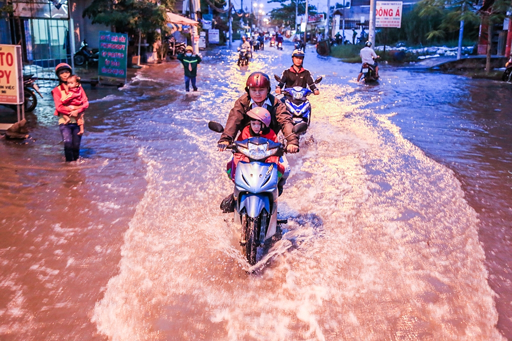 trieu cuong tiep tuc len nguoi sai gon lai bi bom loi nuoc