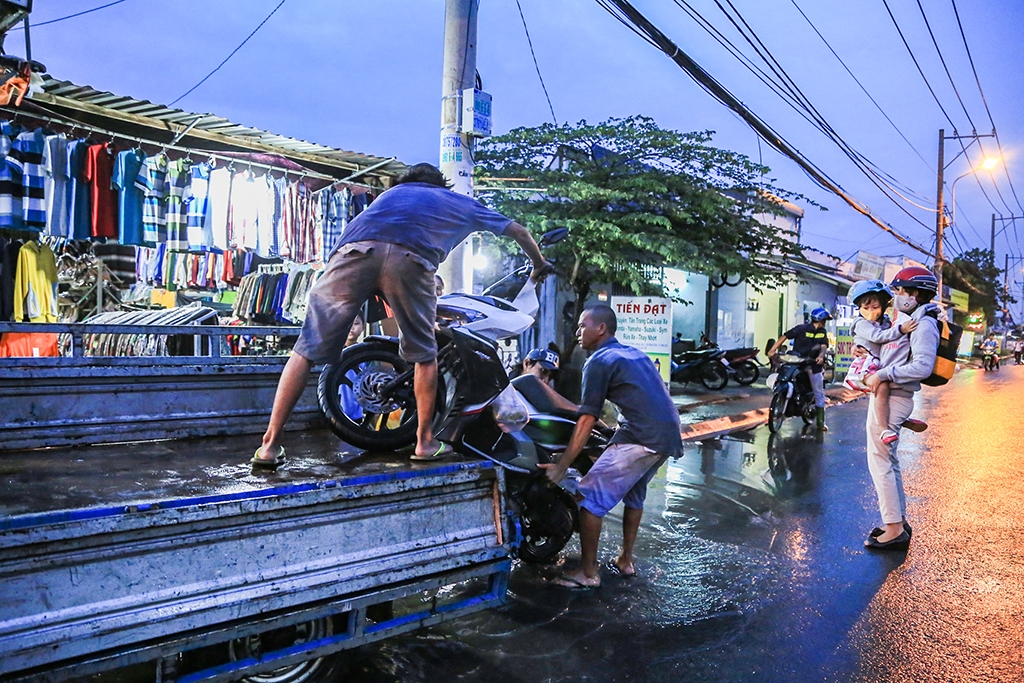 trieu cuong tiep tuc len nguoi sai gon lai bi bom loi nuoc