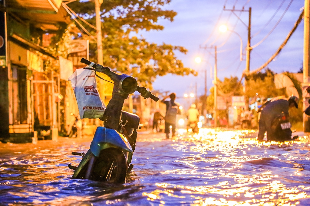 trieu cuong tiep tuc len nguoi sai gon lai bi bom loi nuoc