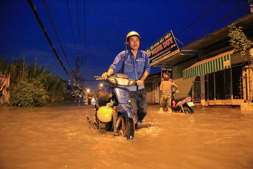 trieu cuong tiep tuc len nguoi sai gon lai bi bom loi nuoc