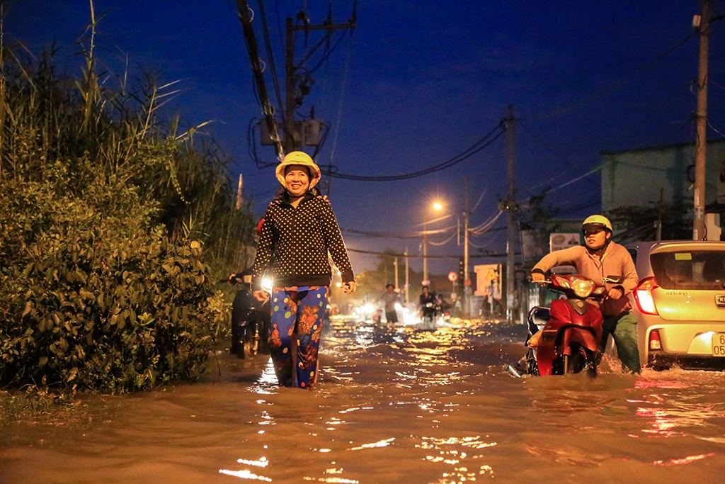 trieu cuong tiep tuc len nguoi sai gon lai bi bom loi nuoc