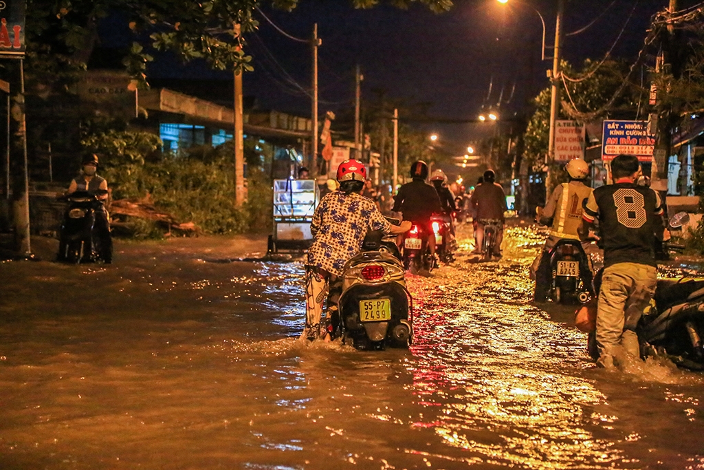 trieu cuong tiep tuc len nguoi sai gon lai bi bom loi nuoc
