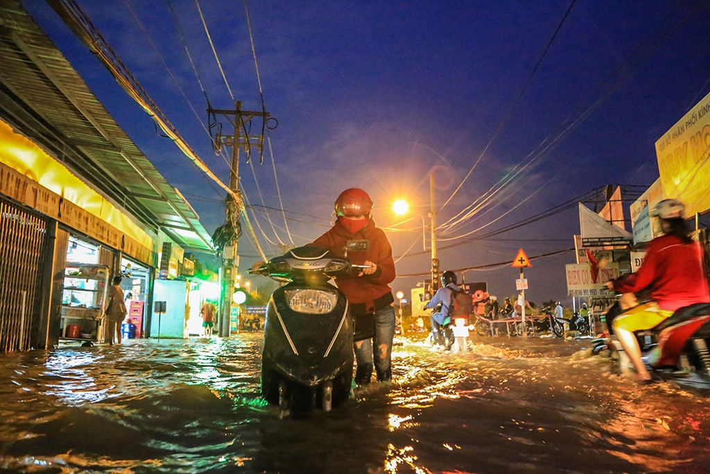 trieu cuong tiep tuc len nguoi sai gon lai bi bom loi nuoc