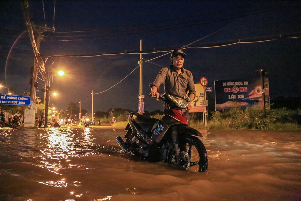 trieu cuong tiep tuc len nguoi sai gon lai bi bom loi nuoc
