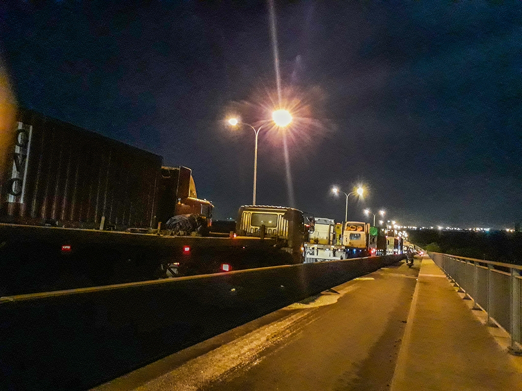 TP HCM: Hàng trăm phương tiện tp hcm ket xe nhieu gio lien tren duong dan vao cang cat lai