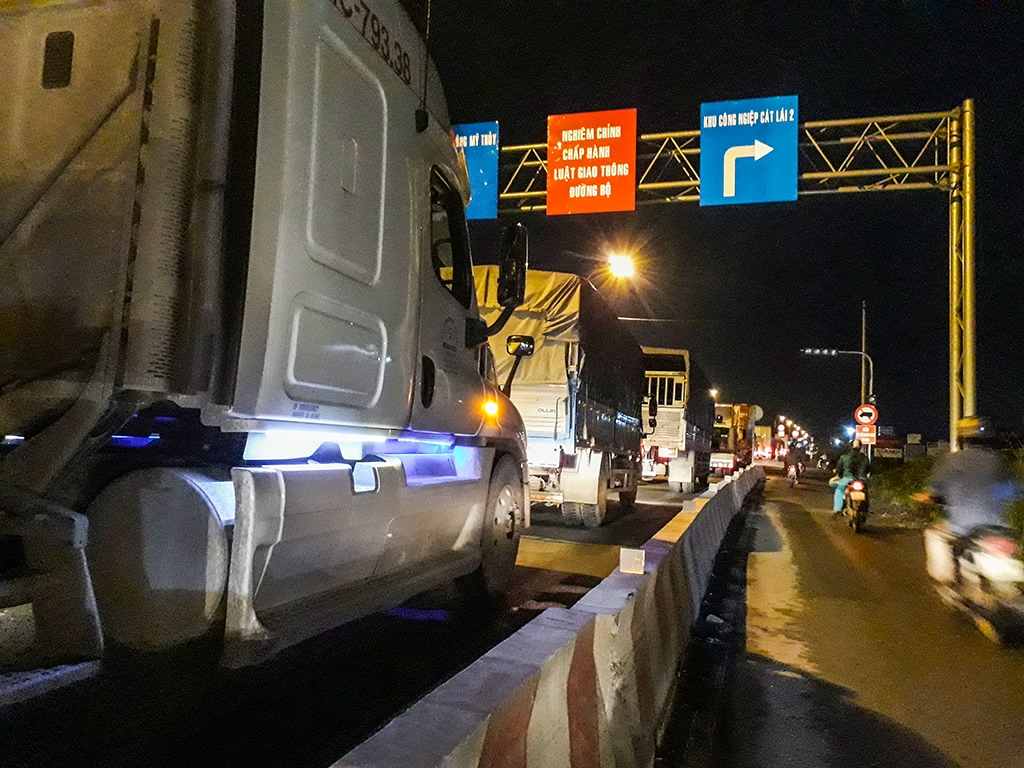 TP HCM: Hàng trăm phương tiện tp hcm ket xe nhieu gio lien tren duong dan vao cang cat lai