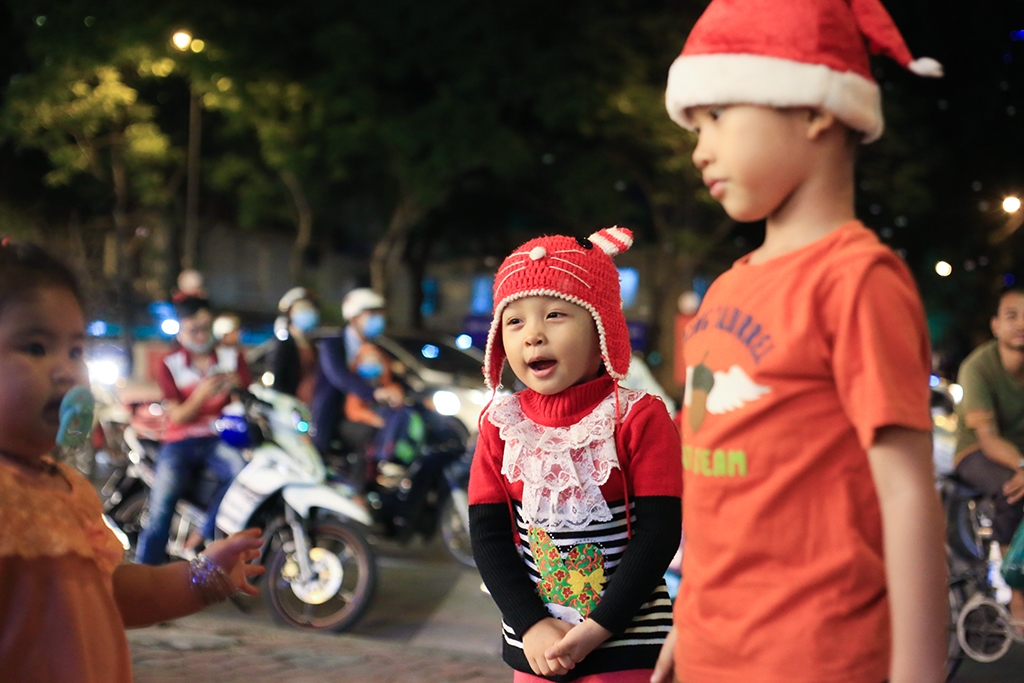 ngam nhung thien than nhi xuong pho don noel