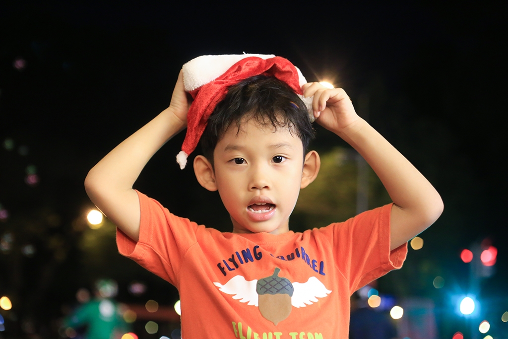ngam nhung thien than nhi xuong pho don noel