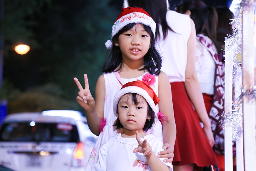 ngam nhung thien than nhi xuong pho don noel