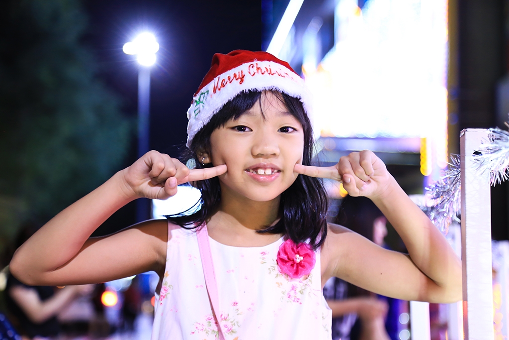 ngam nhung thien than nhi xuong pho don noel