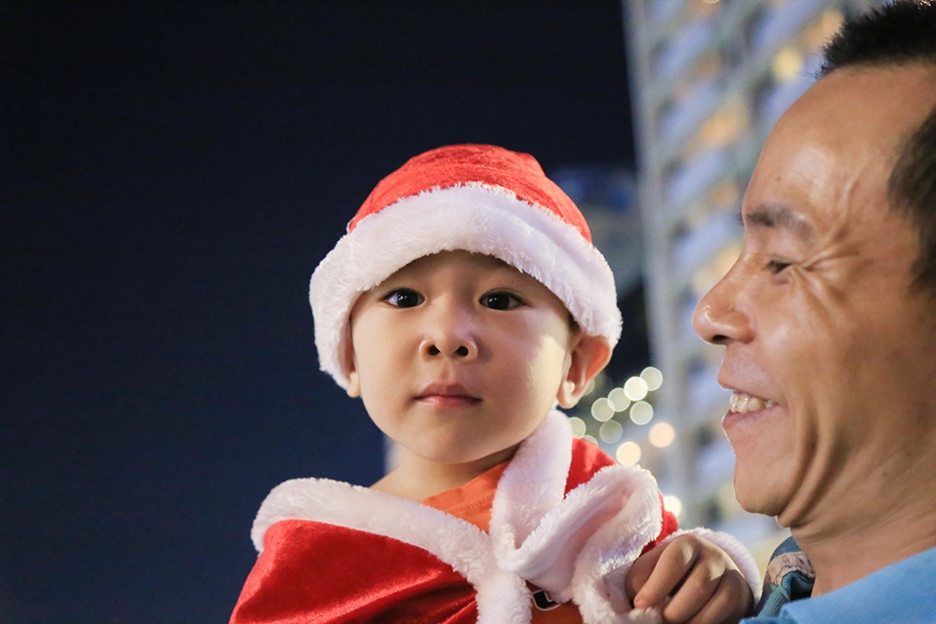 ngam nhung thien than nhi xuong pho don noel