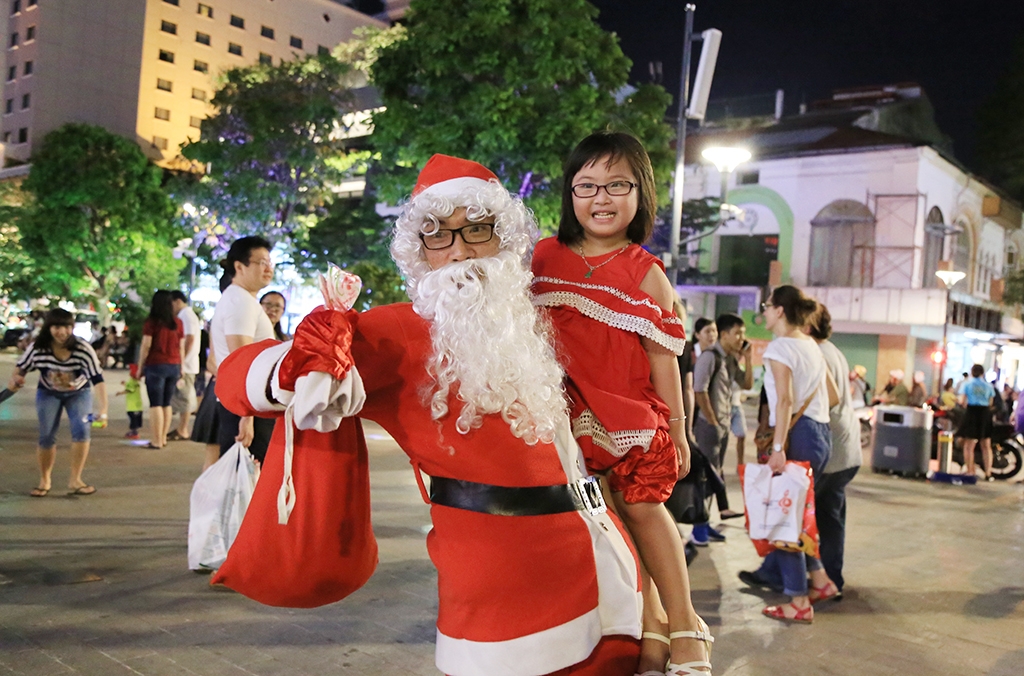 ngam nhung thien than nhi xuong pho don noel