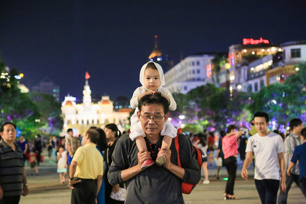 ngam nhung thien than nhi xuong pho don noel