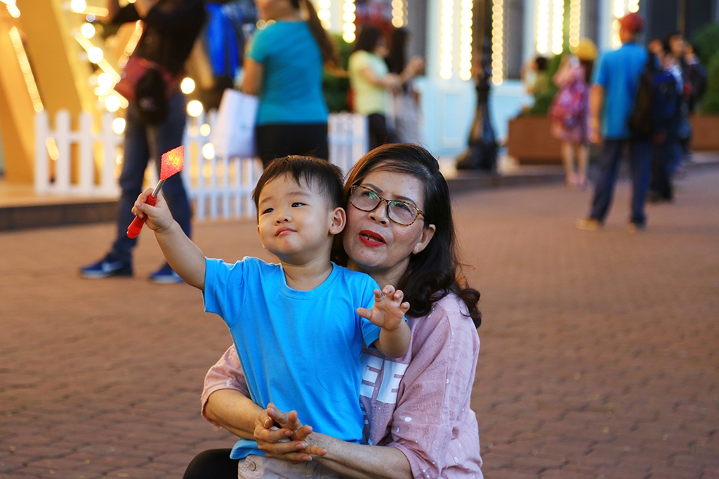 ngam nhung thien than nhi xuong pho don noel