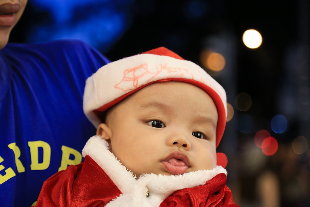 ngam nhung thien than nhi xuong pho don noel