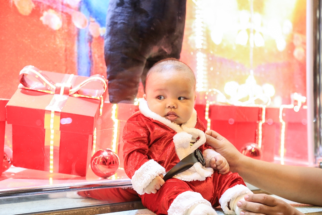 ngam nhung thien than nhi xuong pho don noel