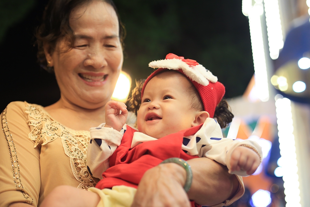 ngam nhung thien than nhi xuong pho don noel