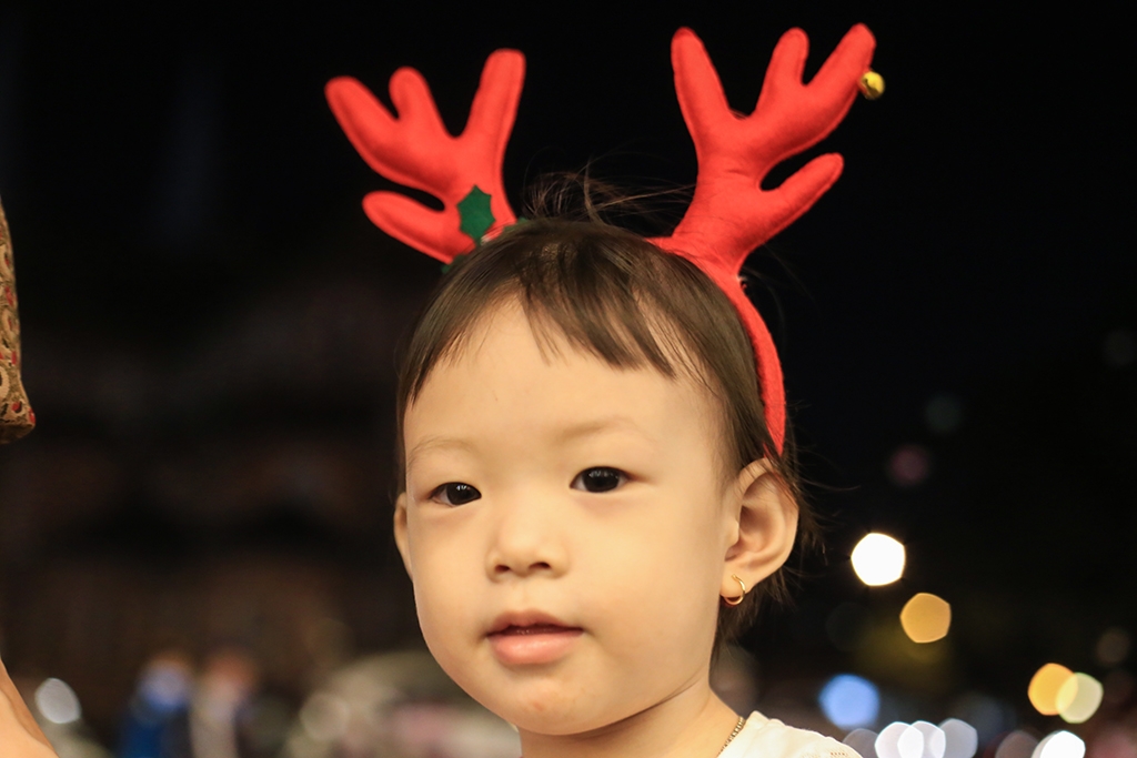 ngam nhung thien than nhi xuong pho don noel